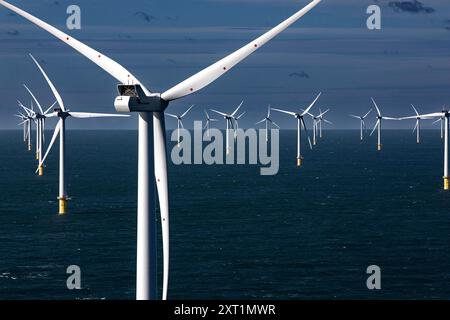 Le turbine eoliche offshore sono alte contro un cielo blu nuvoloso sopra il mare. Caau00005 Copyright: XConnectxImagesx Foto Stock