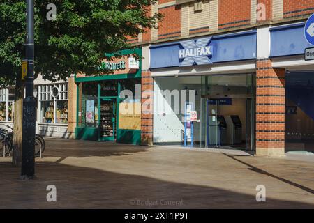 Hull, East Yorkshire, Regno Unito 13 agosto 2024. Ci sono stati 61 arresti con 22 accusati, e tre condannati con l'accusa di disordini violenti in mezzo a rivolte a Hull 10 giorni fa. Altri rimangono in custodia, in attesa di condanna. I negozi lungo Jameson St (direttamente di fronte alla stazione ferroviaria) e il Royal Hotel, che si credeva ospitasse i rifugiati, avevano le finestre rotte e furono saccheggiate. I negozi rimangono a bordo. Shoezone che ha subito più danni, è chiusa a tempo indeterminato. Oggi, la vita continua, con una maggiore presenza della polizia NELLA FOTO: Danni a Holland e Barrett. Bridget Catterall AlamyL Foto Stock