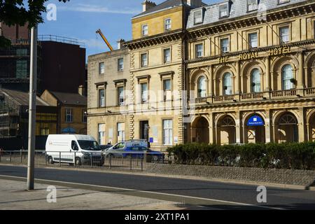 Hull, East Yorkshire, Regno Unito 13 agosto 2024. Ci sono stati 61 arresti con 22 accusati, e tre condannati con l'accusa di disordini violenti in mezzo a rivolte a Hull 10 giorni fa. Altri rimangono in custodia, in attesa di condanna. I negozi lungo Jameson St (direttamente di fronte alla stazione ferroviaria) e il Royal Hotel, che si credeva ospitasse i rifugiati, avevano le finestre rotte e furono saccheggiate. I negozi rimangono a bordo. Shoezone che ha subito più danni, è chiusa a tempo indeterminato. Oggi, la vita continua, con una maggiore presenza della polizia. NELLA FOTO: The Royal Hotel Bridget Catterall AlamyLiveNews Foto Stock