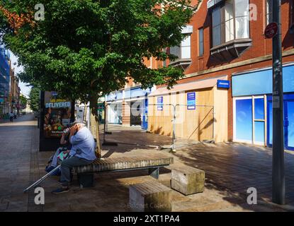 Hull, East Yorkshire, Regno Unito 13 agosto 2024. Ci sono stati 61 arresti con 22 accusati, e tre condannati con l'accusa di disordini violenti in mezzo a rivolte a Hull 10 giorni fa. Altri rimangono in custodia, in attesa di condanna. I negozi lungo Jameson St (direttamente di fronte alla stazione ferroviaria) e il Royal Hotel, che si credeva ospitasse i rifugiati, avevano le finestre rotte e furono saccheggiate. I negozi rimangono a bordo. Shoezone che ha subito più danni, è chiusa a tempo indeterminato. Oggi, la vita continua, con una maggiore presenza della polizia. NELLA FOTO: Danni estesi a Shoezone. Bridget Catterall AlamyLiveNews Foto Stock