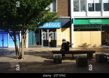 Hull, East Yorkshire, Regno Unito 13 agosto 2024. Ci sono stati 61 arresti con 22 accusati, e tre condannati con l'accusa di disordini violenti in mezzo a rivolte a Hull 10 giorni fa. Altri rimangono in custodia, in attesa di condanna. I negozi lungo Jameson St (direttamente di fronte alla stazione ferroviaria) e il Royal Hotel, che si credeva ospitasse i rifugiati, avevano le finestre rotte e furono saccheggiate. I negozi rimangono a bordo. Shoezone che ha subito più danni, è chiusa a tempo indeterminato. Oggi, la vita continua, con una maggiore presenza della polizia. NELLA FOTO: Danni a Greggs e Specsavers. Bridget Catterall AlamyL Foto Stock