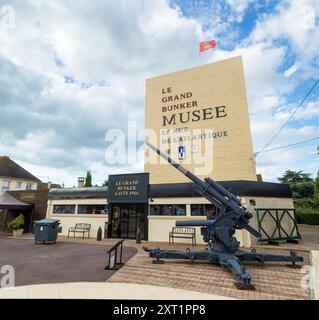 Il museo del Grand Bunker è un enorme bunker tedesco in cemento della seconda Guerra Mondiale alto 16 metri, proprio dietro la spiaggia di Sword Foto Stock