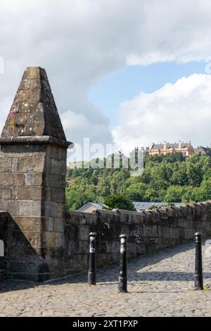 Castello di Stirling visto dal vecchio ponte di Stirling Foto Stock