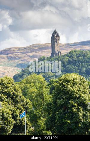 National Wallace Monument sulla collina Abbey Craig visto da Sterling Old Bridge, Scozia Foto Stock