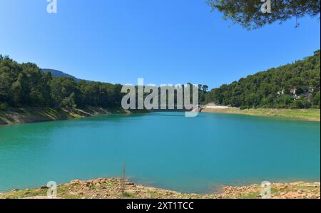 Lago artificiale della diga di Revest les Eaux con la torre Sarasine in cima al villaggio Foto Stock