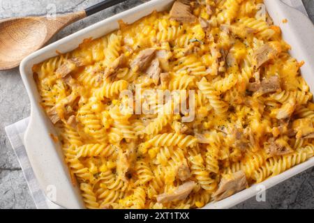 Tortino cremoso di tonno Mornay pasta fusilli cottura primo piano sul piatto da forno sul tavolo. Vista dall'alto orizzontale Foto Stock