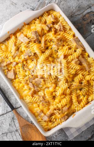 Pasta cremosa di tonno Mornay con pasta di tonno, primo piano sul piatto da forno sul tavolo. Vista dall'alto verticale Foto Stock