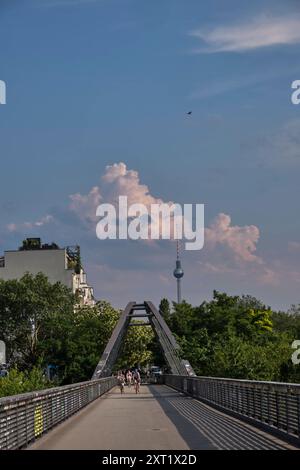 Schwedter Steg Deutschland, Berlino, 21.07.2024, Sonntagnachmittag im Mauerpark, Wolke über Schwedter Steg, Â *** Schwedter Steg Germania, Berlino, 21 07 2024, domenica pomeriggio a Mauerpark, nuvola su Schwedter Steg, Â Foto Stock