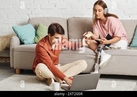 Una giovane coppia passa del tempo insieme nella loro casa. Foto Stock