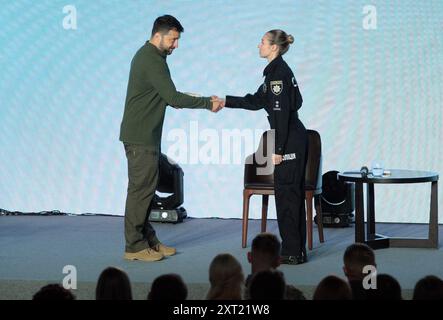 KIEV, UCRAINA - 12 AGOSTO 2024 - il presidente dell'Ucraina Volodymyr Zelenskyy (L) presenta ai giovani ucraini premi statali durante il Forum della Gioventù Ucraina sulla giornata Internazionale della Gioventù, Kiev, capitale dell'Ucraina. Foto Stock