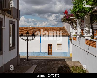 Graziosa strada con architettura bianca a Castro Verde, quartiere Beja, Alentejo, Portogallo Foto Stock