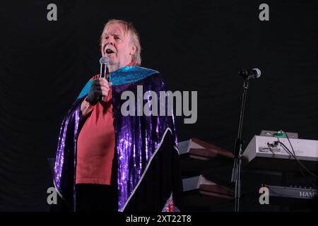 Williamscot Cropredy, Regno Unito. 8 agosto 2024. Richard Christopher Wakeman CBE, tastierista e compositore inglese meglio conosciuto come membro del gruppo rock progressivo Yes, si esibisce dal vivo con Rick Wakeman e l'English Rock Ensemble alla Cropredy Convention di Fairport. Credito: SOPA Images Limited/Alamy Live News Foto Stock