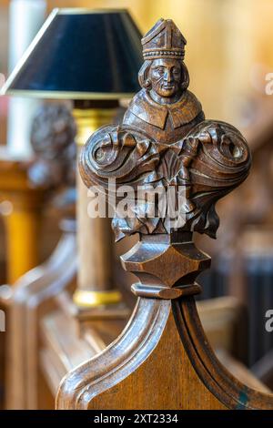 Testa di papavero scolpita (Bench-end) dal 1606 su una delle pew nella chiesa di Santa Maria Vrgin a Great Brington, che è una delle 181 nel chuch, Nort Foto Stock