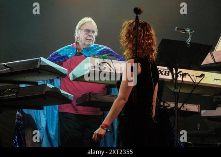 Williamscot Cropredy, Regno Unito. 8 agosto 2024. Richard Christopher Wakeman CBE, tastierista e compositore inglese meglio conosciuto come membro del gruppo rock progressivo Yes, si esibisce dal vivo con Rick Wakeman e l'English Rock Ensemble alla Cropredy Convention di Fairport. (Foto di Dawn Fletcher-Park/SOPA Images/Sipa USA) credito: SIPA USA/Alamy Live News Foto Stock