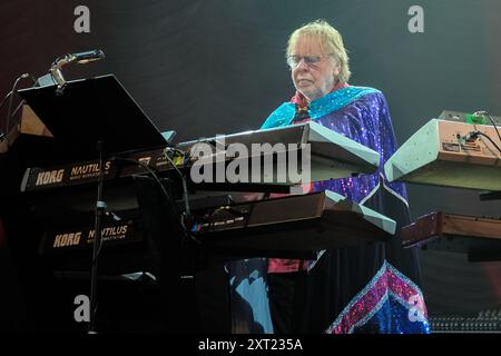 Williamscot Cropredy, Regno Unito. 8 agosto 2024. Richard Christopher Wakeman CBE, tastierista e compositore inglese meglio conosciuto come membro del gruppo rock progressivo Yes, si esibisce dal vivo con Rick Wakeman e l'English Rock Ensemble alla Cropredy Convention di Fairport. (Foto di Dawn Fletcher-Park/SOPA Images/Sipa USA) credito: SIPA USA/Alamy Live News Foto Stock