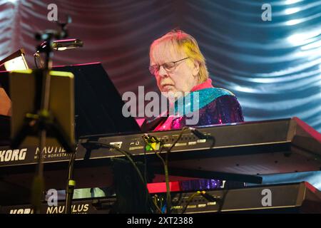 Williamscot Cropredy, Regno Unito. 8 agosto 2024. Richard Christopher Wakeman CBE, tastierista e compositore inglese meglio conosciuto come membro del gruppo rock progressivo Yes, si esibisce dal vivo con Rick Wakeman e l'English Rock Ensemble alla Cropredy Convention di Fairport. (Foto di Dawn Fletcher-Park/SOPA Images/Sipa USA) credito: SIPA USA/Alamy Live News Foto Stock