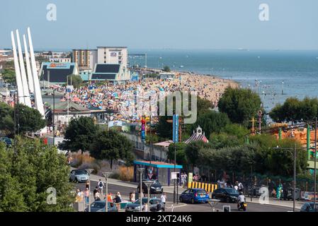 Spiagge affollate di Southend on Sea, Essex, Regno Unito, in una calda giornata estiva. Il giorno più caldo del 2024 finora. Gallerie di divertimenti lungo la Marine Parade e il parco a tema Foto Stock