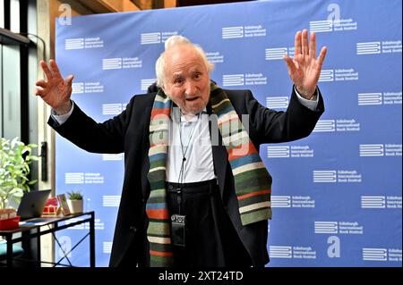 Edimburgo, Scozia, Regno Unito. 13 agosto 2024. Festival Internazionale del libro di Edimburgo: Richard Demarco, artista scozzese e promotore delle arti dello spettacolo al photocall ufficiale. Richard Demarco ha 94 anni e ha partecipato ad ogni festival Fringe sin dalla sua nascita nel 1947. Crediti: Craig Brown/Alamy Live News Foto Stock