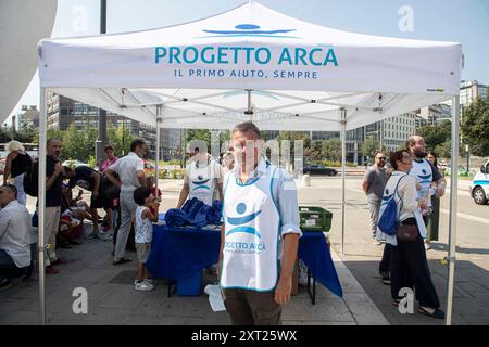 Milano, Italia. 13 agosto 2024. Nella foto il Presidente di progetto Arca Alberto SinigalliaMilano - Italia - Cronaca Marted&#xec;, 13 agosto, 2024 (foto di Marco Ottico/Lapresse) progetto Arca in Piazza Duca d'Aosta consegna pezzi di anguria e acqua ai senzatetto e poveri Milano, Italia - News martedì 12 agosto, 2024 (foto di Marco Ottico/Lapresse) credito: LaPresse/Alamy Live News Foto Stock