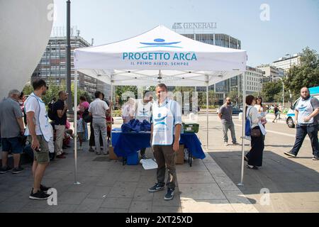 Milano, Italia. 13 agosto 2024. Nella foto il Presidente di progetto Arca Alberto SinigalliaMilano - Italia - Cronaca Marted&#xec;, 13 agosto, 2024 (foto di Marco Ottico/Lapresse) progetto Arca in Piazza Duca d'Aosta consegna pezzi di anguria e acqua ai senzatetto e poveri Milano, Italia - News martedì 12 agosto, 2024 (foto di Marco Ottico/Lapresse) credito: LaPresse/Alamy Live News Foto Stock