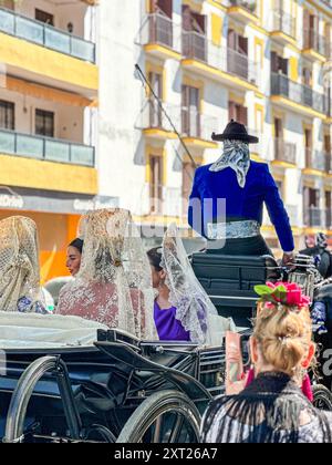 La Fiera di Siviglia nota come Fiera de Abril si tiene a Siviglia, Andalusia per una settimana. Le donne indossano abiti flamenco e gli uomini con abiti eleganti per la festa Foto Stock