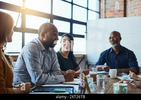 Riunioni, creativi e team di professionisti in ufficio per creare un comunicato stampa per la gestione del marchio. Discussione, pianificazione e gruppo di persone Foto Stock