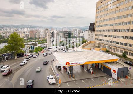 Tbilisi, Georgia - 9 agosto 2024: Stazione di servizio Rompterol con auto in traffico. ROMPETROL è il marchio principale di KMG International, un gruppo di proprietà di KazMun Foto Stock