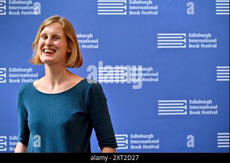 Edimburgo, Scozia, Regno Unito. 13 agosto 2024. Edinburgh International Book Festival: Amy Liptrot, giornalista scozzese e autrice, al photocall ufficiale. Crediti: Craig Brown/Alamy Live News Foto Stock