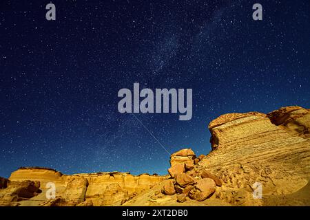 (240813) -- CAIRO, 13 agosto 2024 (Xinhua) -- questa foto mostra una meteora che vola oltre il cielo stellato sopra il deserto di Fayoum, Egitto, 13 agosto 2024. (Xinhua/Ahmed Gomaa) Foto Stock