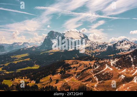Vista panoramica dall'Alpe di Siusi alle Dolomiti in Italia, colpo di droni. Foto Stock