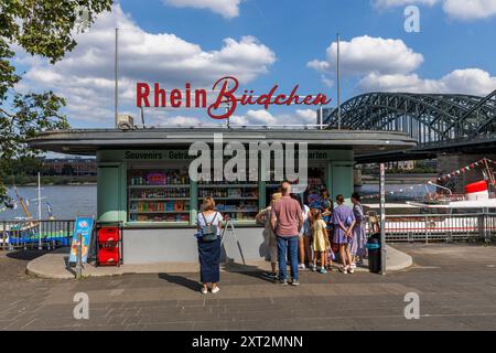 Chiosco sulla passeggiata sul Reno vicino al ponte Hohenzollern, Colonia, Germania. Buedchen an der Rheinpromenade nahe Hohenzollernbruecke, Koeln, Deutschland. Foto Stock