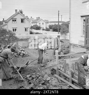 Attuale 18-1949: Il vecchio Nygårdsvold compie 70 anni l'ex primo ministro Johan Nygårdsvold compie 70 anni il 6 settembre 1949. Si è ritirato nella sua casa a Hommelvik e trascorre il suo tempo a ristrutturare la casa. Foto; per Bratland / Aktuell / NTB ***FOTO NON ELABORATA*** questo testo dell'immagine è tradotto automaticamente questo testo dell'immagine è tradotto automaticamente Foto Stock