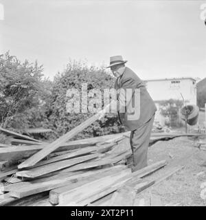 Attuale 18-1949: Il vecchio Nygårdsvold compie 70 anni l'ex primo ministro Johan Nygårdsvold compie 70 anni il 6 settembre 1949. Si è ritirato nella sua casa a Hommelvik e trascorre il suo tempo a ristrutturare la casa. Foto; per Bratland / Aktuell / NTB ***FOTO NON ELABORATA*** questo testo dell'immagine è tradotto automaticamente questo testo dell'immagine è tradotto automaticamente Foto Stock