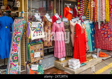 Abiti indiani in mostra su manichini fuori da un negozio a Little India a George Town, Penang, Malesia. Foto Stock