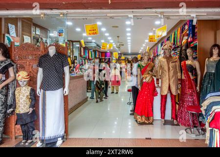 Abiti indiani in mostra su manichini fuori da un negozio a Little India a George Town, Penang, Malesia. Foto Stock