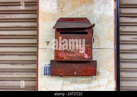 Una vecchia cassetta postale arrugginita sul muro di Chulia Street a George Town, Penang, Malesia Foto Stock