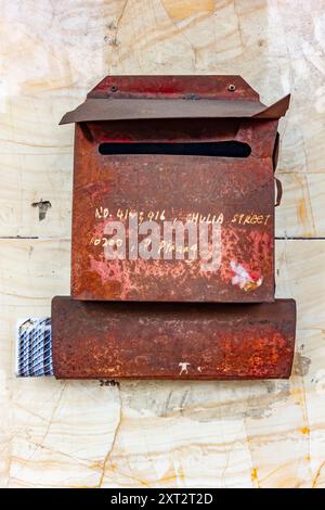 Una vecchia cassetta postale arrugginita sul muro di Chulia Street a George Town, Penang, Malesia Foto Stock