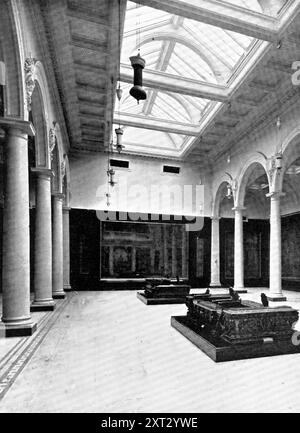 La nostra nuova Treasure House: Il Victoria and Albert Museum; la corte centrale orientale (arazzi), con raffinati arazzi olandesi alle pareti e mobili rinascimentali, 1909. "Per citare l'introduzione alla guida al Victoria and Albert Museum, "l'obiettivo principale dei fondatori del museo era quello di fornire modelli e, in altro modo, di contribuire al miglioramento di tali manufatti e oggetti di artigianato associati al design decorativo; in altre parole, aiutare gli artigiani e gli altri a studiare i metodi, i processi e il gusto che hanno governato le arti e l'artigianato dei secoli passati. La domanda o. Foto Stock