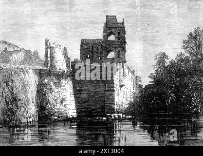 Palazzo di giustizia a Beejapoor, India, 1871. Incisione di '...i resti di un magnifico palazzo reale...siamo in debito con il Rev. Arthur Polehampton, cappellano del servizio indiano di sua Maestà, per diverse fotografie dei bei vecchi edifici...la città in rovina di Beejapoor [Bijapur], a Sattara, vicino alla frontiera della provincia di Hyderabad Nizam, contiene alcuni dei più grandi resti architettonici dell'India. Questo stato Mussulmano, un tempo potente e opulento, fu fondato quasi quattro secoli fa; ma la sua più grande prosperità fu sotto Ali Adil Shah, che morì nel 1579. Il suo successore, Ibrahim II, re Foto Stock