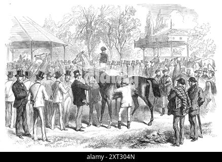 La gara per il Grand Prix de Paris: A cavallo dei favoriti, 1870. "La partecipazione di quest'anno è stata ancora più numerosa rispetto alle occasioni precedenti, soprattutto nell'enceinte du pesage, ovvero nell'inculo di pesatura, dove era del tutto impossibile ottenere nemmeno un posto in piedi sulla tribuna. La nostra illustrazione rappresenta il sellaggio dei favoriti, dietro il piazzale delle scommesse, poco tempo prima della gara, circondato dai loro proprietari, allenatori e assistenti, e da un certo numero di bookmaker e scommettitori, che si impegnano ad assistere a questa cerimonia per accertare le condizioni dei cavalli Foto Stock