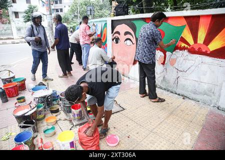 Reazioni alle dimissioni di Sheikh Hasina Wajed a Dhaka, Bangladesh, Uno studente dipinge un nuovo graffito su un muro di strada nel campus dell'Università di Dhaka a Dhaka, Bangladesh, 13 agosto 2024. In un discorso alla nazione, il 5 agosto 2024 il capo di stato maggiore dell'esercito generale Waker-Uz-Zaman ha annunciato le dimissioni del primo ministro Sheikh Hasina dopo settimane di disordini. Il premio Nobel Muhammad Yunus ha prestato giuramento come capo del governo ad interim del Bangladesh l'8 agosto 2024 dopo che lo sceicco Hasina si è dimesso e ha lasciato il paese in mezzo a violente proteste sul sistema di quote di lavoro del governo. Dhaka Distretto di Dhaka Bangladesh Co Foto Stock