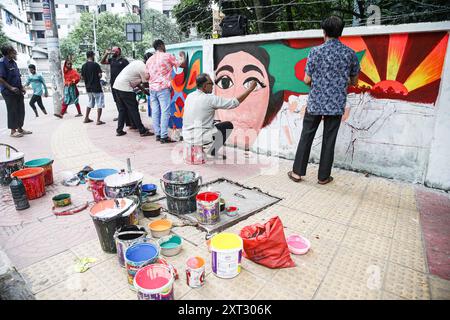 Reazioni alle dimissioni di Sheikh Hasina Wajed a Dhaka, Bangladesh, Uno studente dipinge un nuovo graffito su un muro di strada nel campus dell'Università di Dhaka a Dhaka, Bangladesh, 13 agosto 2024. In un discorso alla nazione, il 5 agosto 2024 il capo di stato maggiore dell'esercito generale Waker-Uz-Zaman ha annunciato le dimissioni del primo ministro Sheikh Hasina dopo settimane di disordini. Il premio Nobel Muhammad Yunus ha prestato giuramento come capo del governo ad interim del Bangladesh l'8 agosto 2024 dopo che lo sceicco Hasina si è dimesso e ha lasciato il paese in mezzo a violente proteste sul sistema di quote di lavoro del governo. Dhaka Distretto di Dhaka Bangladesh Co Foto Stock