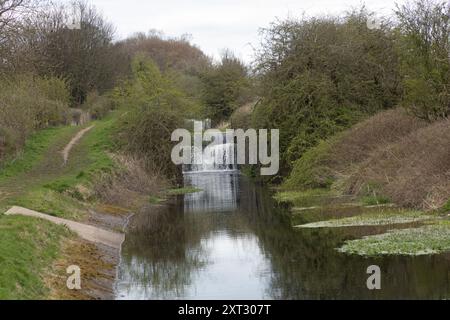 Tewitfield Lochs sulla sezione dismessa del canale di Lancaster vicino a Burton a Kendal Westmorland e Furness precedentemente Cumbria Inghilterra Foto Stock