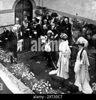 L'apertura del New Manchester Royal Infirmary: The King and Queen on the Platform in the Out-Patients' Waiting Hall, 1909. "Il Re ha aperto la nuova infermeria reale di Manchester martedì scorso (6): E sua Maestà è mostrata nella fotografia all'interno dell'edificio, con la Regina e la Principessa Vittoria alla sua sinistra, e il signor Haldane, Ministro delle presenze, alla sua destra. Dopo che il re aveva dichiarato l'edificio aperto, e aveva dato il permesso che uno dei reparti fosse chiamato " Re Edoardo il Settimo Ward" e un altro "Queen Alexandra Ward". Sua Maesta' ha nominato il signor Willi Foto Stock