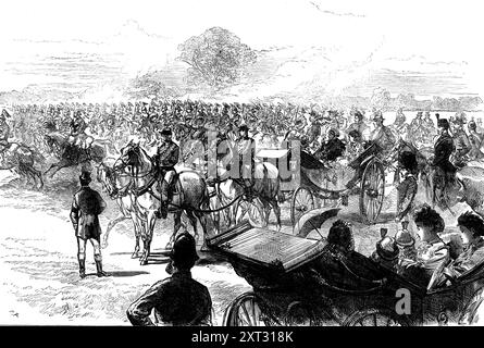 Recensione della Household Brigade della Regina, a Bushey Park, [West London], 1871. "La revisione della Household Brigade... di sua Maestà la Regina, è stata gestita con successo ed è stata favorita con un clima luminoso e piacevole. La Regina, in una carrozza aperta disegnata da quattro grigi, era accompagnata dal Principe Leopoldo e dalla Principessa Beatrice, con la Duchessa di Roxburghe e l'On. Mary Pitt alla presenza. Fu incontrata a Bushey Park dal Principe e dalla Principessa di Galles, e la Principessa di Galles prese posto nella carrozza della Regina... le truppe impegnate nella revisione... contavano circa 5300 uomini Foto Stock