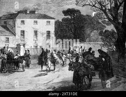 Bozzetti dall'Irlanda: Polizia a partire da mezzanotte per fare arresti, 1870. 'In continuazione dei "bozzetti dall'Irlanda", forniti dal nostro artista speciale, incaricato di cercare illustrazioni dello stato dei contadini e delle controversie e degli oltraggi relativi alla questione fondiaria, incidiamo questa settimana uno dei magistrati stipendiari e della polizia armata di Castlereagh, a partire dalla caserma della polizia per arrestare i leader della cospirazione illegale nel quartiere dei cento acri. Questo era alla mezzanotte del 20 aprile, in conseguenza dell'atto di violenza perPET Foto Stock