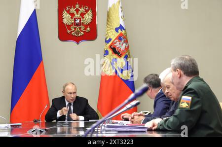 Novo-Ogaryovo, Russia. 12 agosto 2024. Il presidente russo Vladimir Putin presiede una riunione di funzionari governativi per discutere dell'incursione militare Ucraina nella regione di Belgorod presso la residenza presidenziale, il 12 agosto 2024, a Novo-Ogaryovo, Oblast di Mosca, Russia. Crediti: Gavriil Grigorov/piscina del Cremlino/Alamy Live News Foto Stock