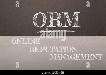 Una lavagna con l'acronimo ORM scritto su di essa, possibilmente indicante un argomento relativo alla gestione della reputazione online o un altro contesto in cui ORM è r Foto Stock