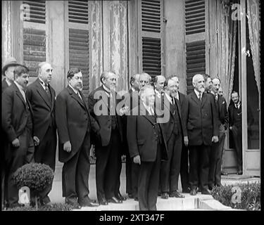 Il nuovo governo francese sta per essere fotografato, filmato e intervistato da giornalisti, anni '1920 "...la Francia, di nuovo in preda a disordini politici, con un nuovo governo ogni due mesi...". Da Time to Remember - Came the Dawn, 1925 (Reel 3); dai un'occhiata all'industria cinematografica britannica degli anni '1920 - clip di grandi film muti e notiziari. Foto Stock