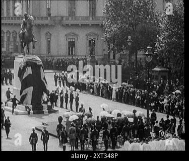 La folla si riunisce per l'inaugurazione della Statua di re Edoardo VII, 1921. Da "Time to Remember - The Time When Little Happened", 1921 (Reel 1); eventi del 1921 - trattato irlandese, acrobazie pazze e giornali al lavoro. Foto Stock